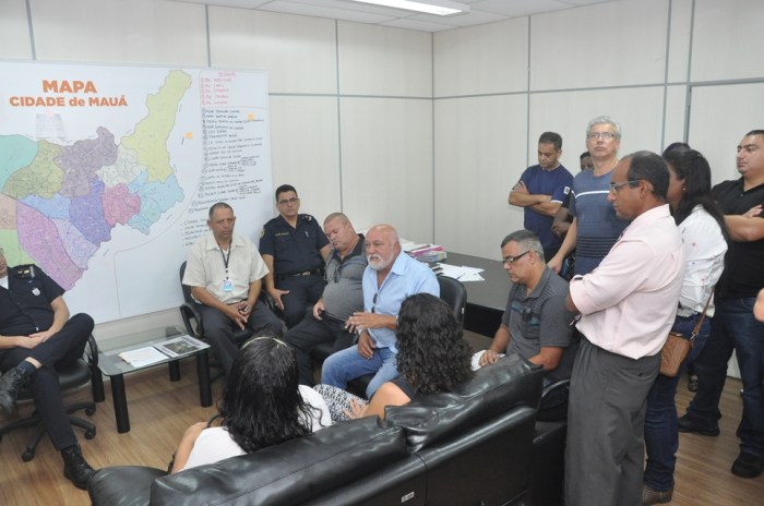 20171214-reuniao-gcm-no-gabinete-do-prefeito-foto-por-valdeci-lbarros- (2) - 640x964